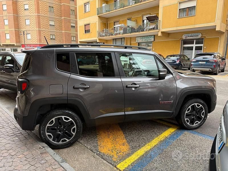 Usata Jeep Renegade Trailhawk 170 CV (125 kW) 2015 Grigio SUV