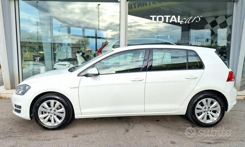 Usata VW Golf VII 110 CV (80 kW) 2017 Bianco pastello Berlina