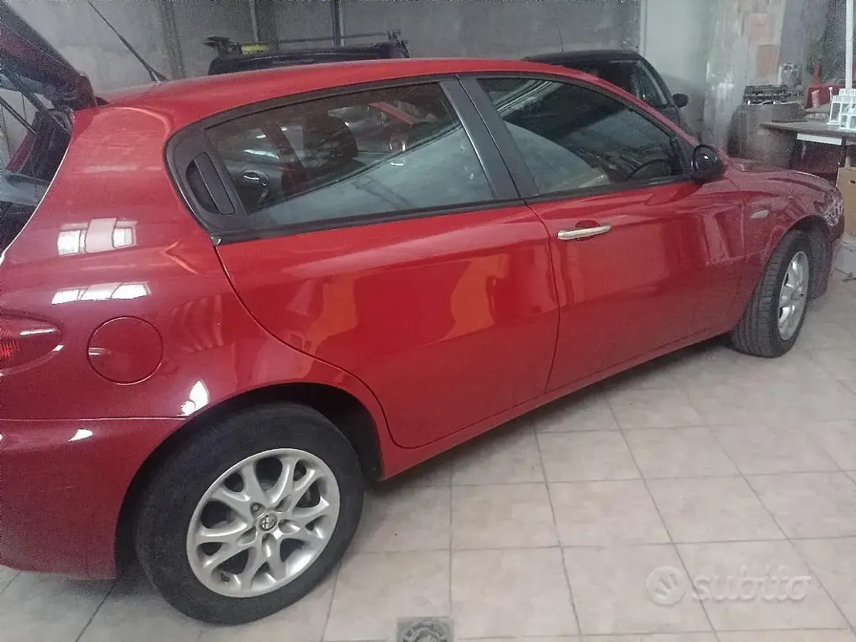 Usata Alfa Romeo 147 105 CV (77 kW) 2009 Rosso Utilitaria