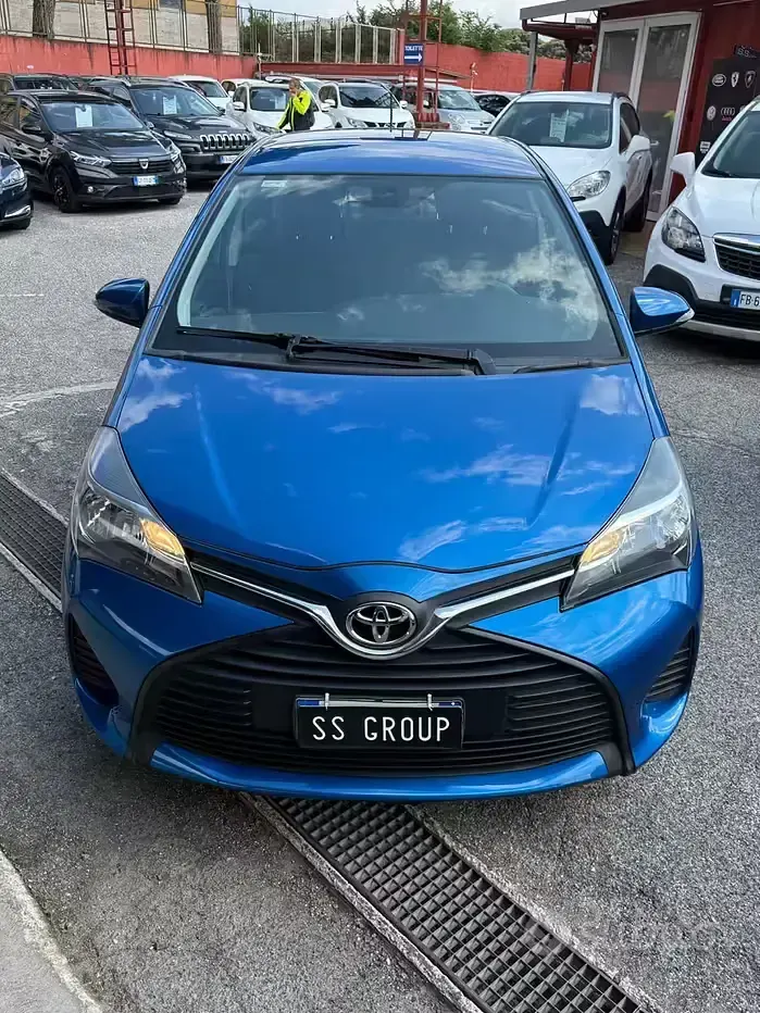 Usata Toyota Yaris Lounge 69 CV (50 kW) 2016 Blu Berlina