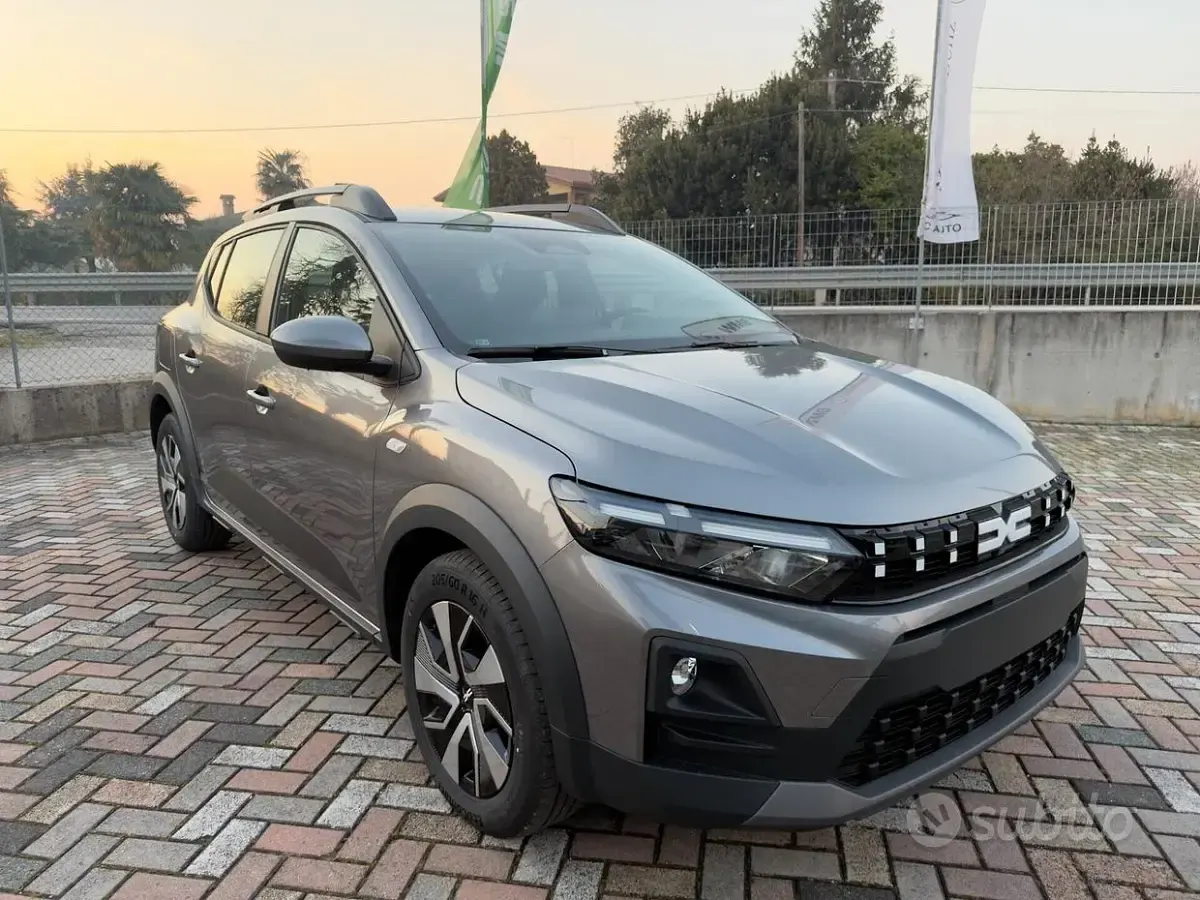 Nuova Dacia Sandero Expression 120 CV (88 kW) 2026 Grigio scuro Berlina