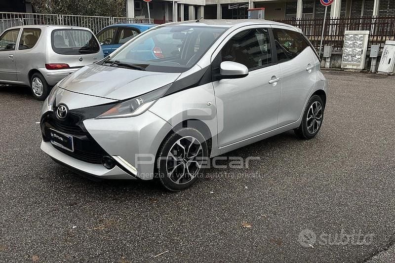 Usata Toyota Aygo X-wave 69 CV (50 kW) 2017 Grigio Utilitaria