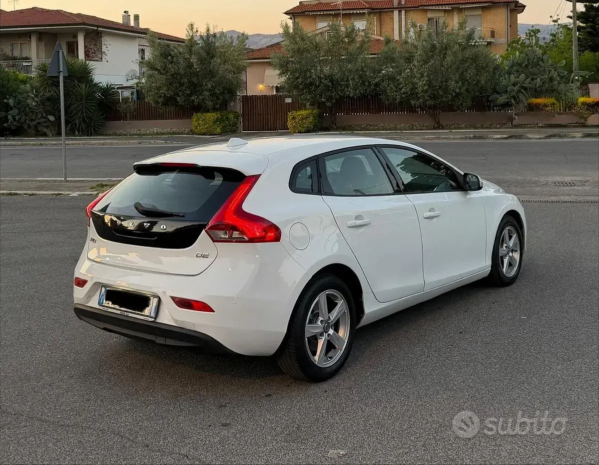 Usata Volvo V40 115 CV (84 kW) 2015 Bianco Berlina
