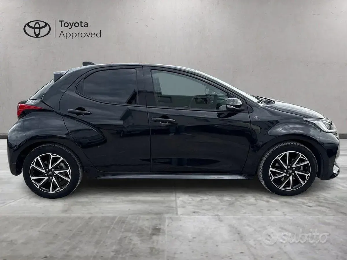 Usata Toyota Yaris Hybrid Trend 92 CV (67 kW) 2022 Nero Berlina