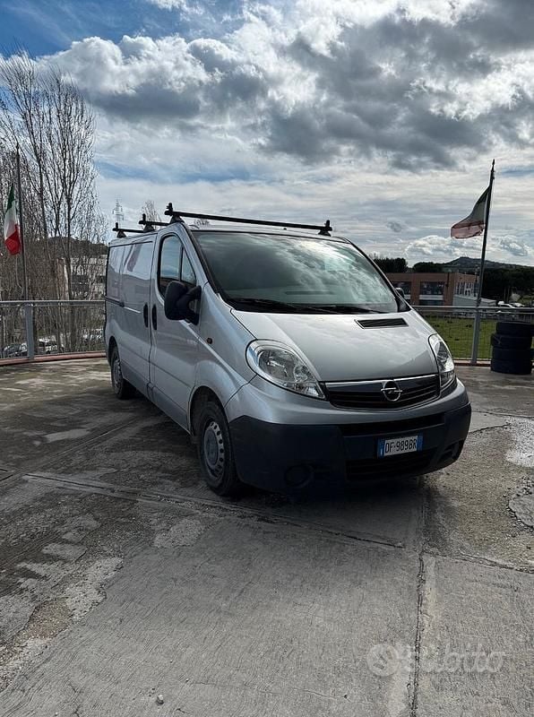 Usata Opel Vivaro 90 CV (66 kW) 2007 Grigio Monovolume