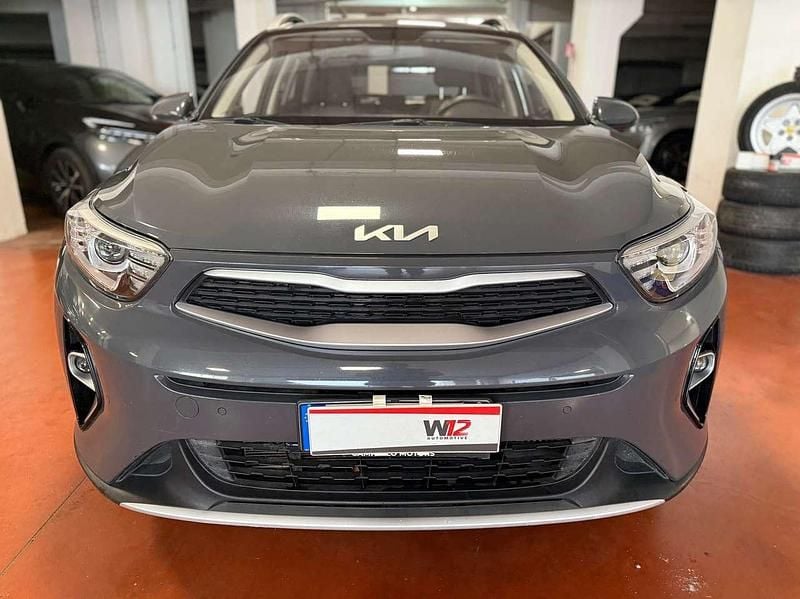 Usata Kia Stonic Style 101 CV (74 kW) 2023 Cemento SUV