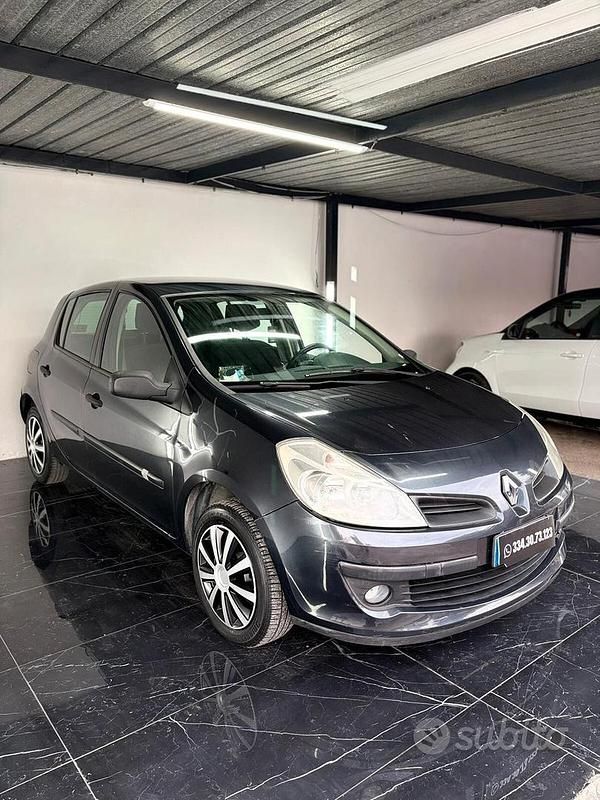 Usata Renault Clio II 74 CV (54 kW) 2010 Grigio Berlina
