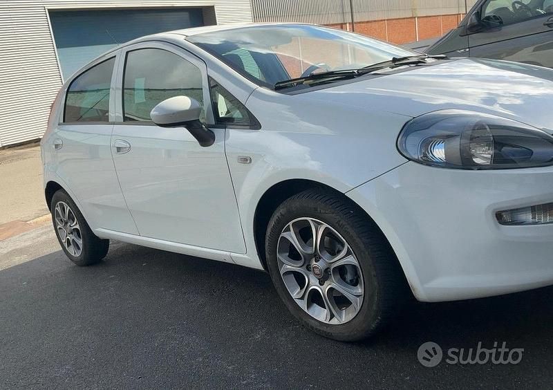 Usata Fiat Punto Lounge 69 CV (50 kW) 2017 Bianco Utilitaria