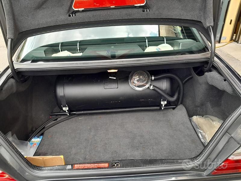 Usata Mercedes E200 122 CV (89 kW) 1991 Nero Berlina
