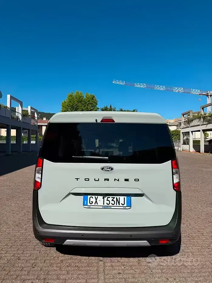 Usata Ford Tourneo 125 CV (91 kW) 2025 Grigio Monovolume