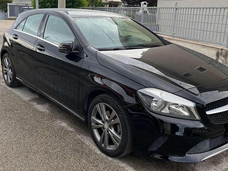 Usata Mercedes A180 109 CV (80 kW) 2016 Nero Berlina