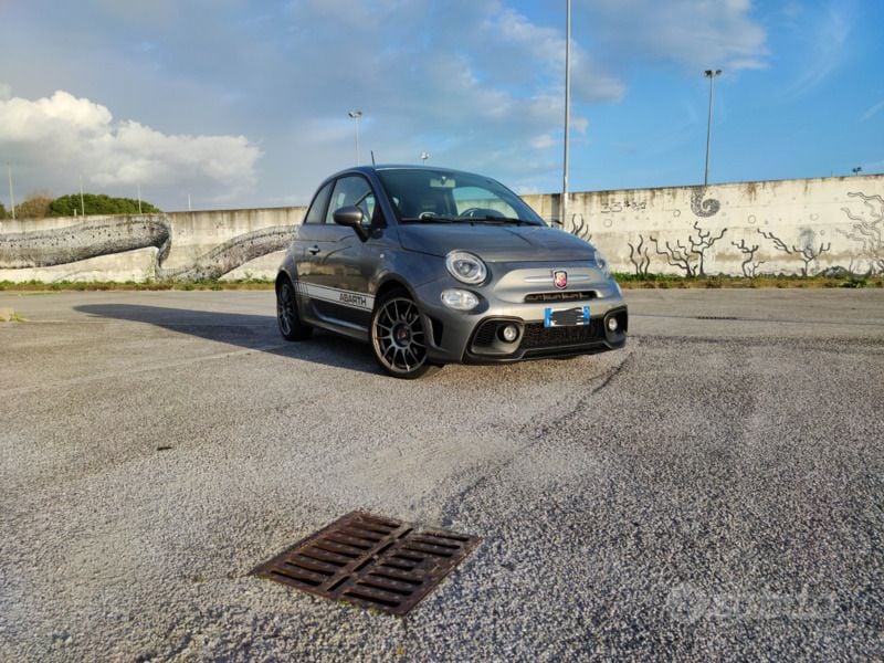Grigio Usata 2020 Abarth 595 70th Anniversary Due volumi | 17.900 € (Buon prezzo) - Immagine 1/4