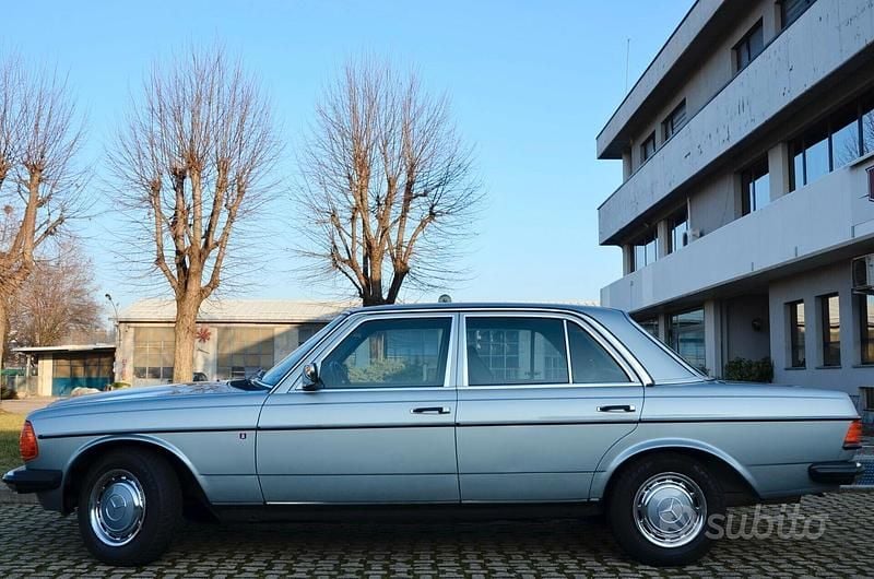 Usata Mercedes 240 72 CV (52 kW) 1982 Blu Berlina