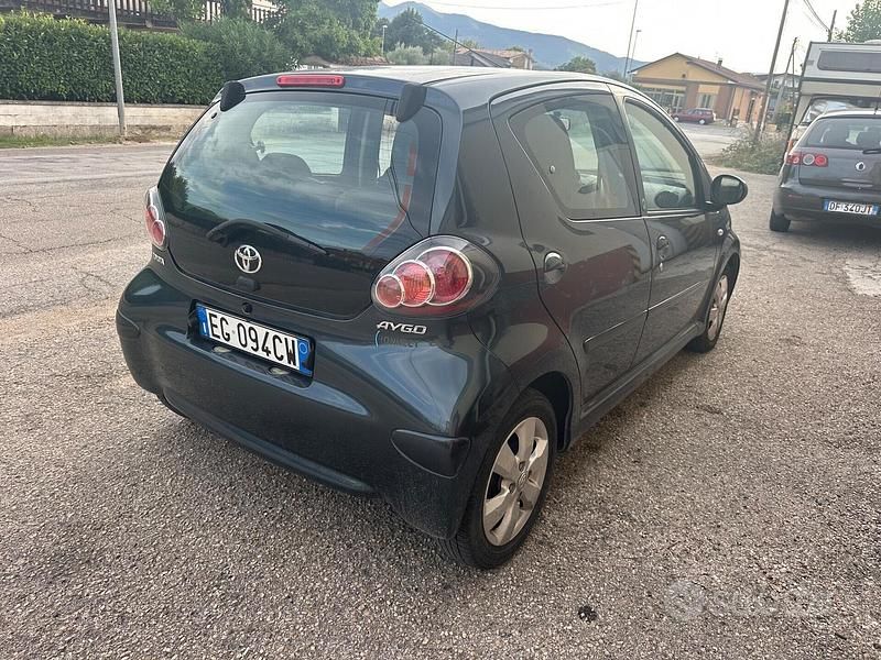 Usata Toyota Aygo 68 CV (50 kW) 2011 Grigio Utilitaria