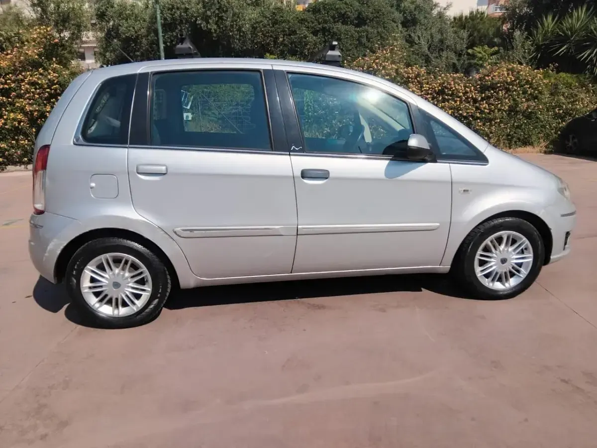 Usata Lancia Musa 95 CV (69 kW) 2011 Argento Monovolume