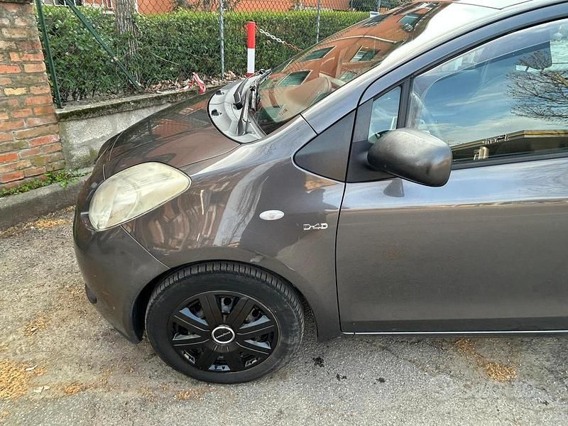 Usata Toyota Yaris 90 CV (66 kW) 2008 Nero Utilitaria