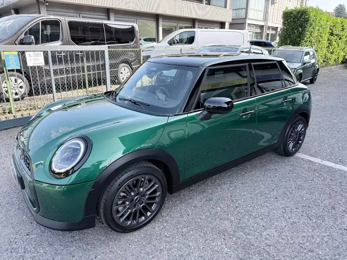 Usata Mini Cooper Favoured 114 kW (156 CV) 2025 British racing green metallic Utilitaria