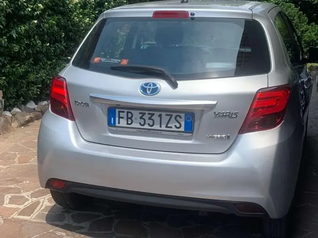 Usata Toyota Yaris Hybrid Style 75 CV (55 kW) 2015 Argento Berlina