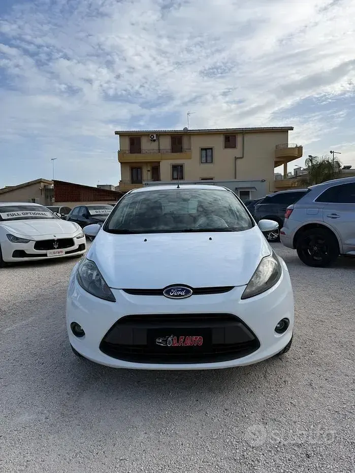 Usata Ford Fiesta Titanium 97 CV (71 kW) 2009 Bianco Berlina