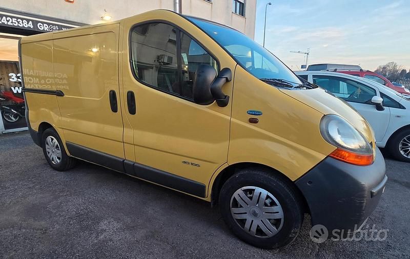 Usata Renault Trafic 100 CV (73 kW) 2006 Giallo Monovolume