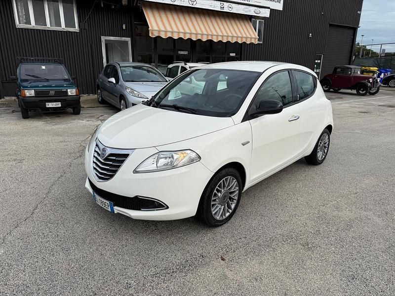 Usata Lancia Ypsilon 75 CV (55 kW) 2011 Argento Utilitaria
