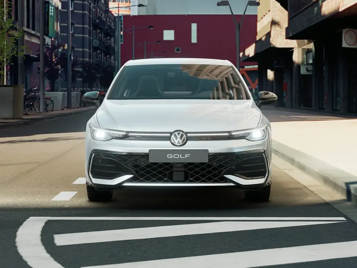Nuova VW Golf VIII R-line Plus 150 CV (110 kW) 2026 Dolomite silver metallizzato Berlina