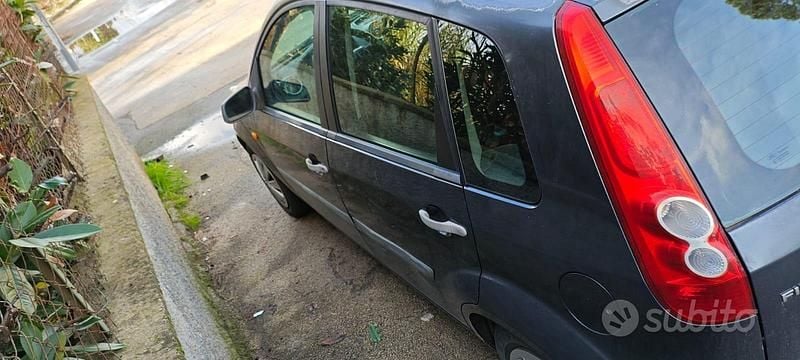 Usata Ford Fiesta 68 CV (50 kW) 2002 Blu Berlina