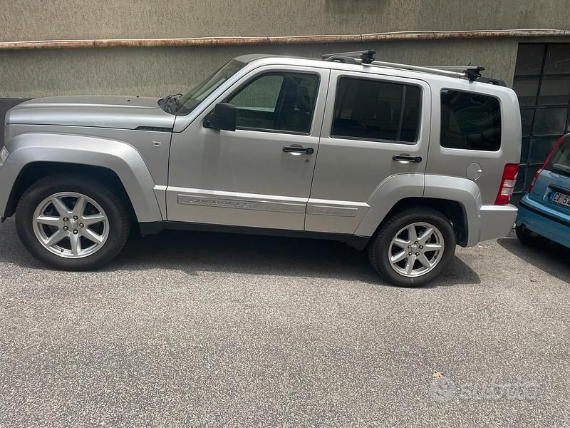 Usata Jeep Cherokee 177 CV (130 kW) 2009 Grigio SUV