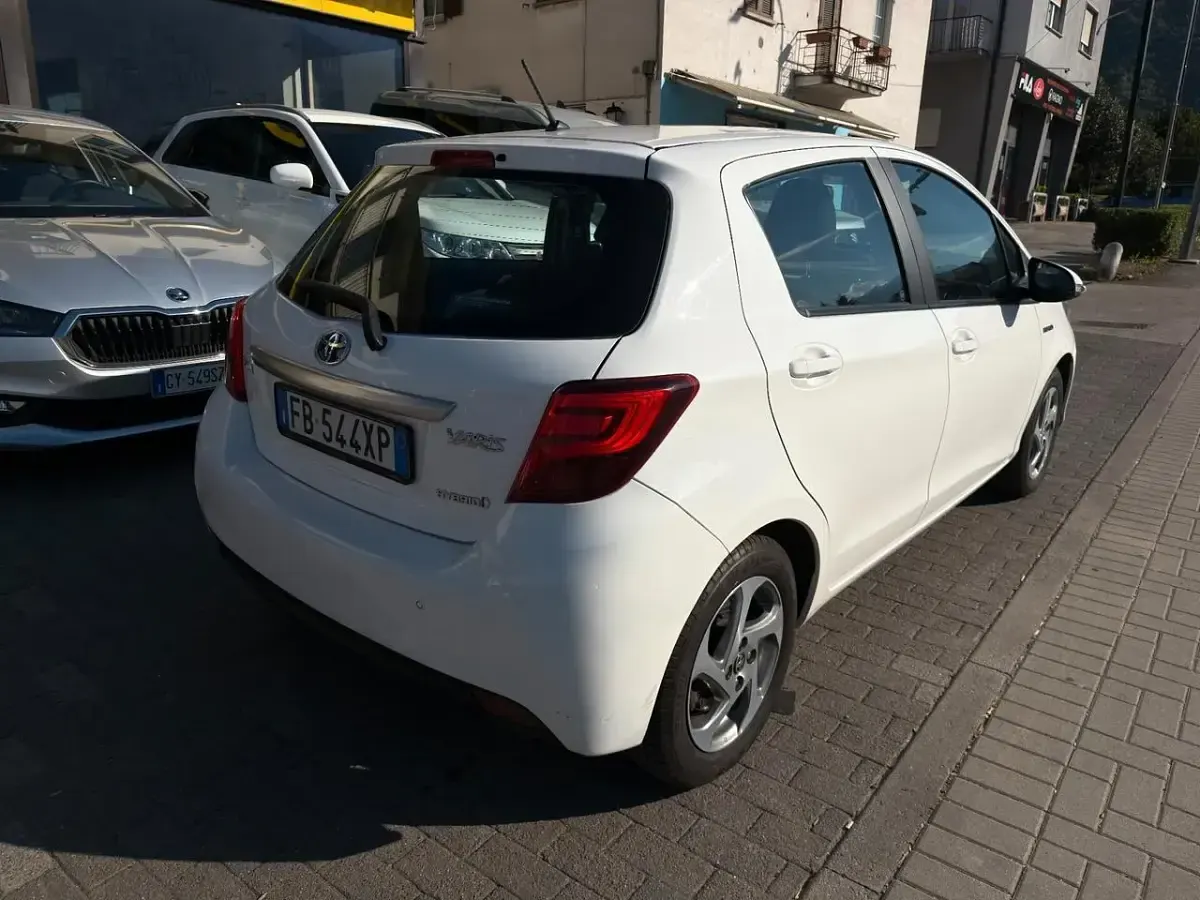 Usata Toyota Yaris Hybrid 75 CV (55 kW) 2016 Bianco Berlina