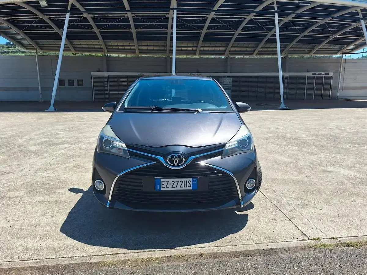 Usata Toyota Yaris Lounge 69 CV (50 kW) 2015 Grigio Utilitaria