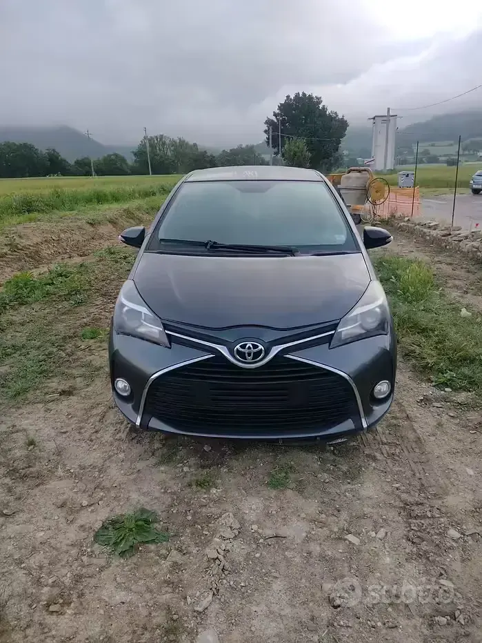 Usata Toyota Yaris 69 CV (50 kW) 2015 Grigio Utilitaria