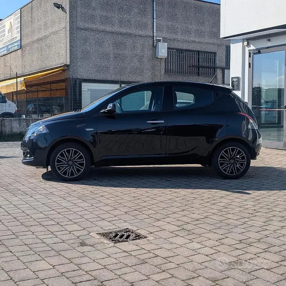 Usata Lancia Ypsilon Gold 69 CV (50 kW) 2026 Nero Utilitaria