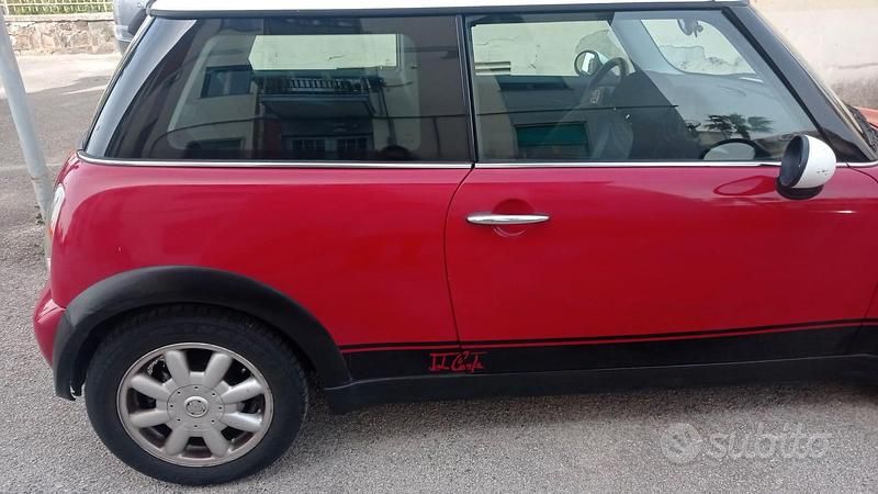 Begagnad Mini ONE 90 HK (66 kW) 2002 Röd Halvkombi