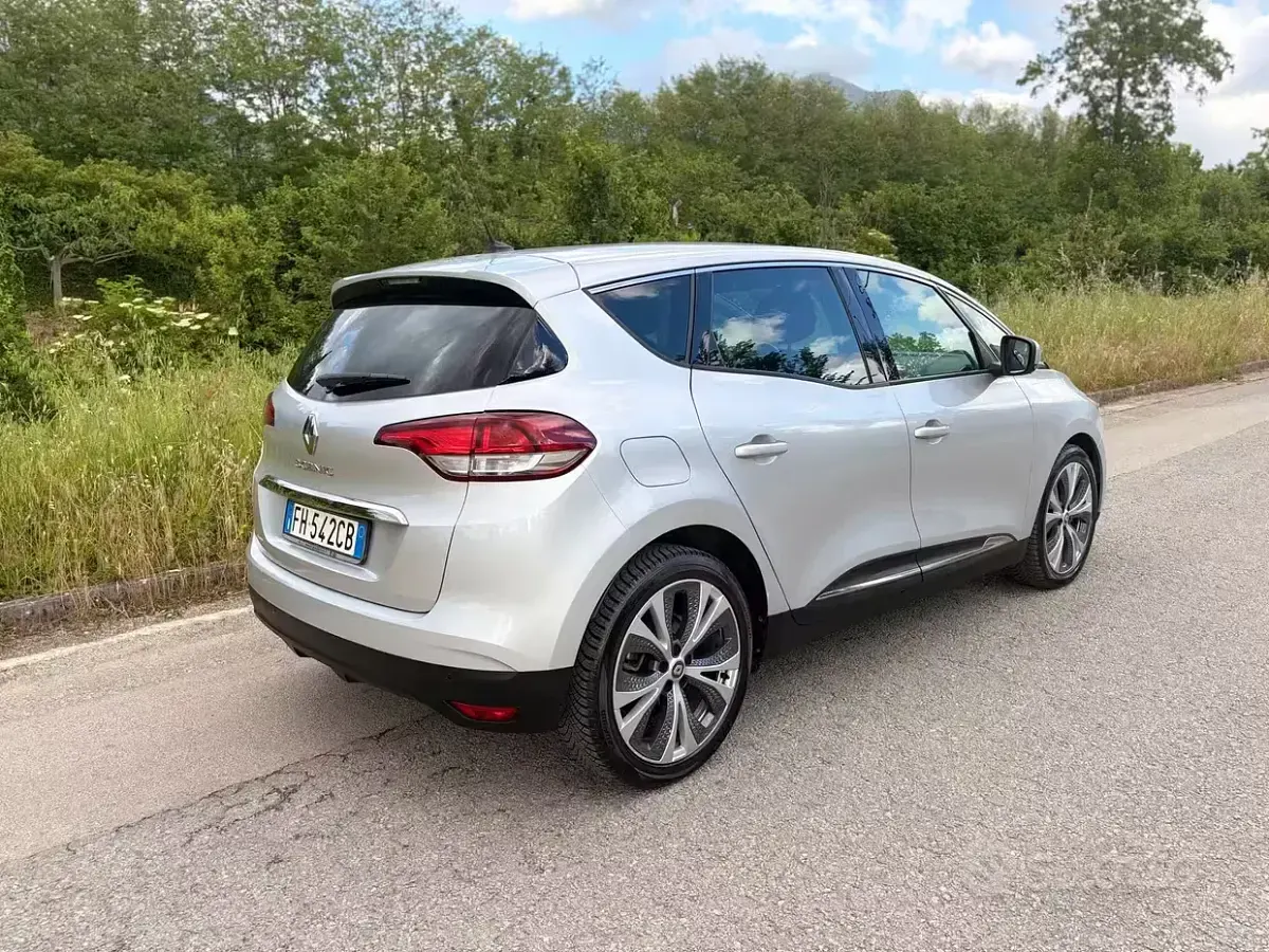 Usata Renault Scénic Zen 110 CV (80 kW) 2017 Grigio Monovolume