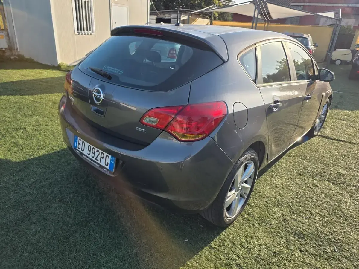 Usata Opel Astra 110 CV (80 kW) 2011 Grigio Berlina