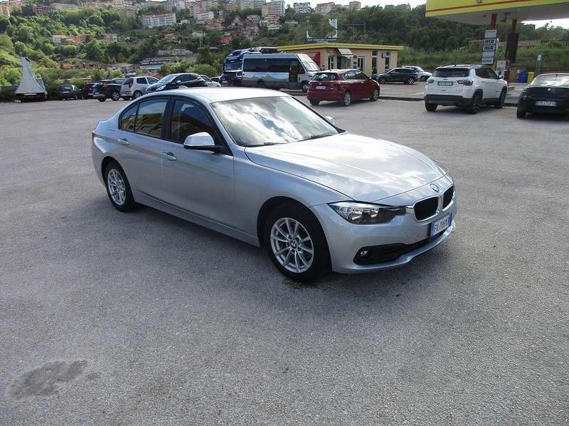 Usata BMW 318 Advantage 150 CV (110 kW) 2017 Argento Berlina