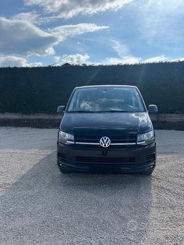 Usata VW Caravelle Comfortline 150 CV (110 kW) 2019 Nero Monovolume