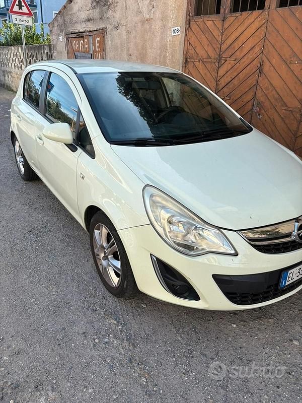Usata Opel Corsa Cosmo 75 CV (55 kW) 2012 Bianco Berlina