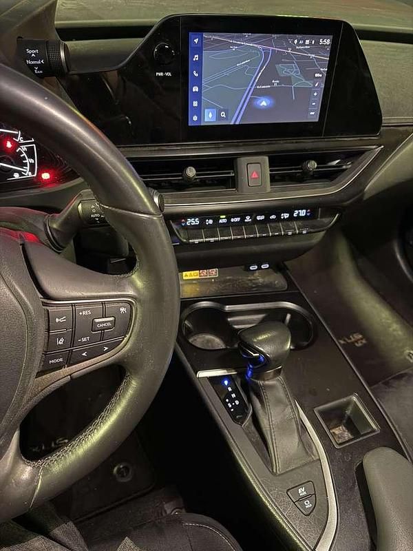 Usata Lexus UX 250h Business Edition 152 CV (111 kW) 2022 Bianco perla met. SUV