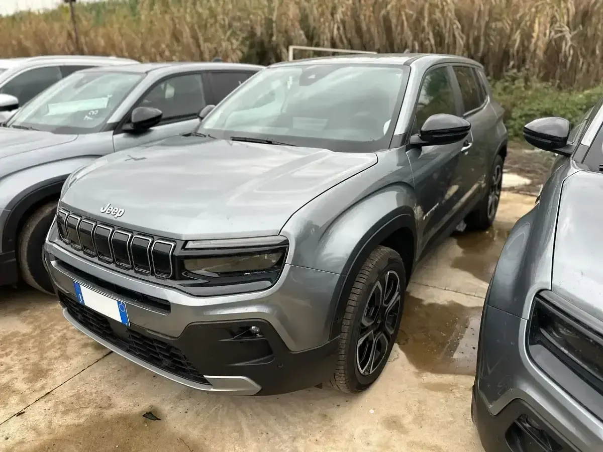 Usado Jeep Avenger Summit 110 CV (80 kW) 2025 Gris SUV