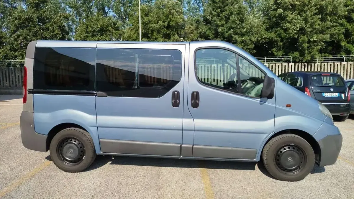 Usata Opel Vivaro 101 CV (74 kW) 2007 Blu/azzurro Monovolume