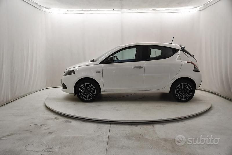 Usata Lancia Ypsilon Gold 70 CV (51 kW) 2023 Bianco Utilitaria