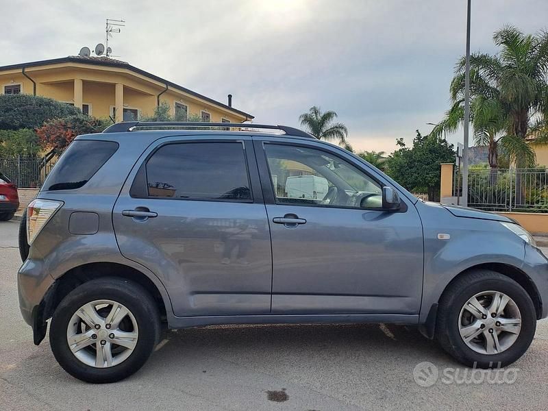 Usata Daihatsu Terios HIRO 105 CV (77 kW) 2010 Grigio SUV