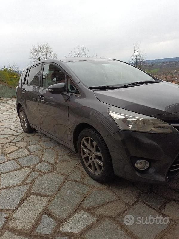 Usata Toyota Verso Active 132 CV (97 kW) 2014 Grigio Monovolume