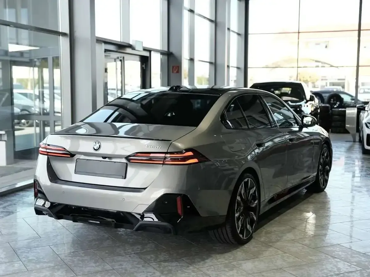 Usata BMW 520 M Sport 208 CV (152 kW) 2025 Oxidgrau Berlina