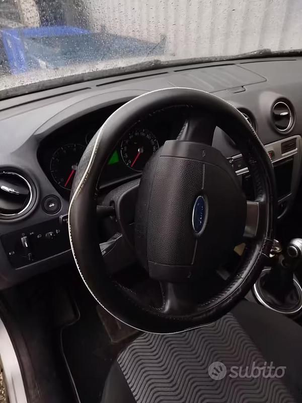 Usata Ford Fusion Titanium 80 CV (58 kW) 2010 Grigio Utilitaria