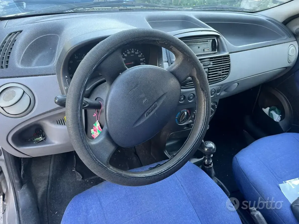 Usado Fiat Punto 2001 Gris Utilitario