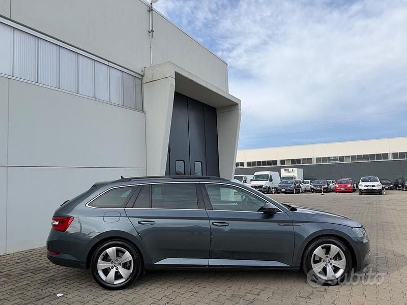 Usata Skoda Superb Style 150 CV (110 kW) 2017 Grigio Station wagon
