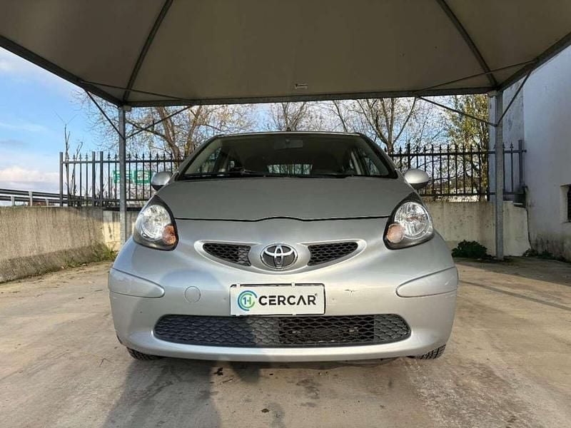 Usata Toyota Aygo 68 CV (50 kW) 2007 Argento Utilitaria