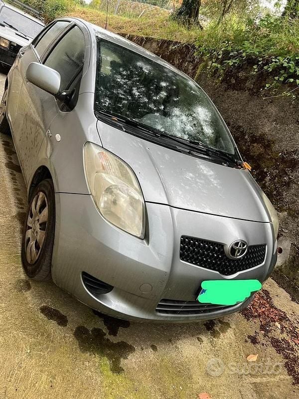 Grigio Usata 2006 Toyota Yaris Tre volumi | 1000 € (Super prezzo) - Immagine 1/4